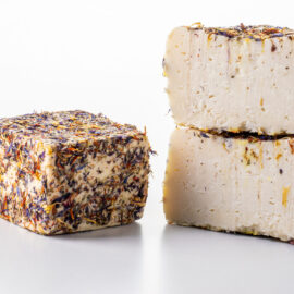 QUESO MADURADO RECUBIERTO EN AOVE Y FLOR DE PRADERA ''QUESOS Y BESOS''